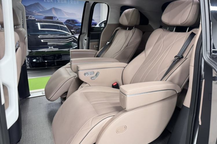 Used XPeng X9 2024 610 Long-Range Pro Interior 4
