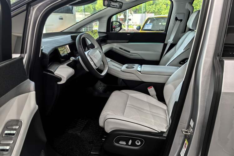 Used XPeng X9 2024 702 Ultra-Long Range Max Interior 5