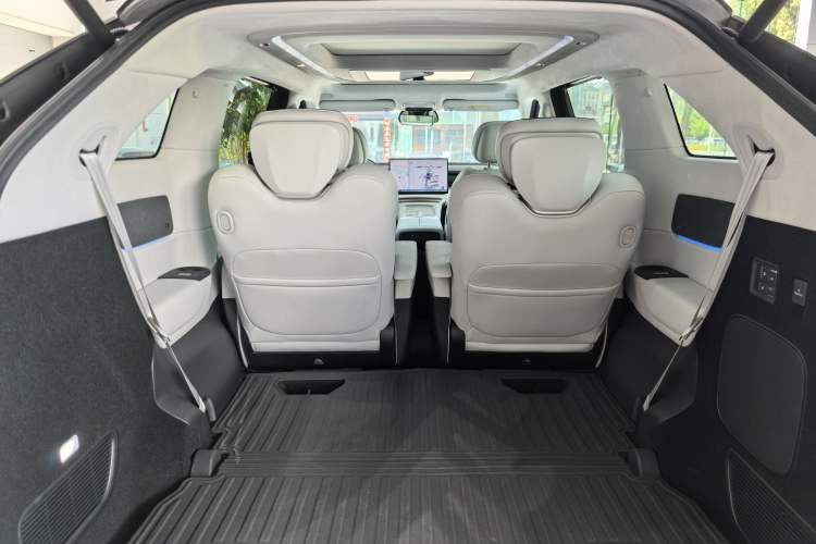 Used XPeng X9 2024 702 Ultra-Long Range Max Interior 8