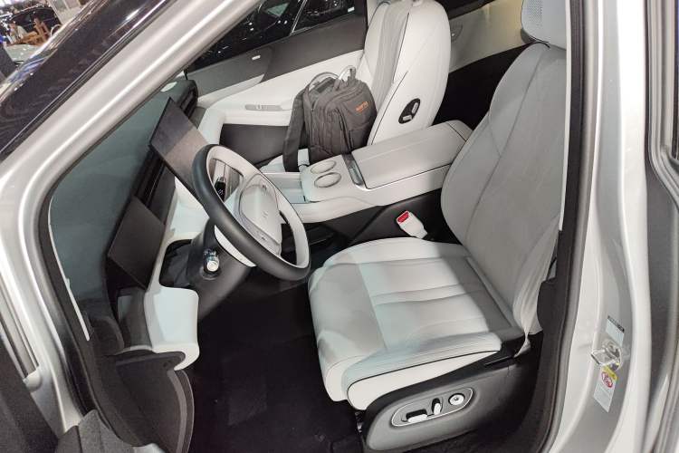 Used XPeng X9 2024 702 Ultra-Long Range Max Left Front Seat
