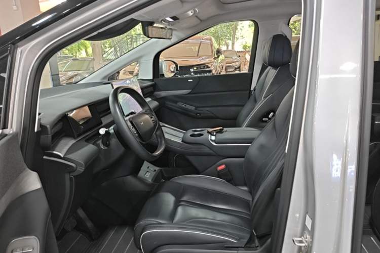 Used XPeng X9 2024 610 Long-Range Pro Left Front Seat