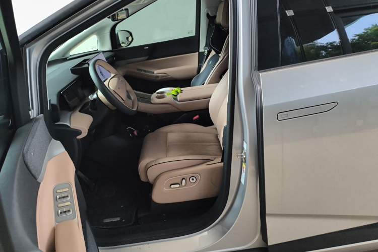 Used XPeng X9 2024 610 Long-Range Max Left Front Seat