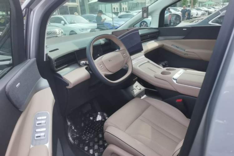 Used XPeng X9 2024 640 All-Wheel Drive High-Performance Max Left Front Seat