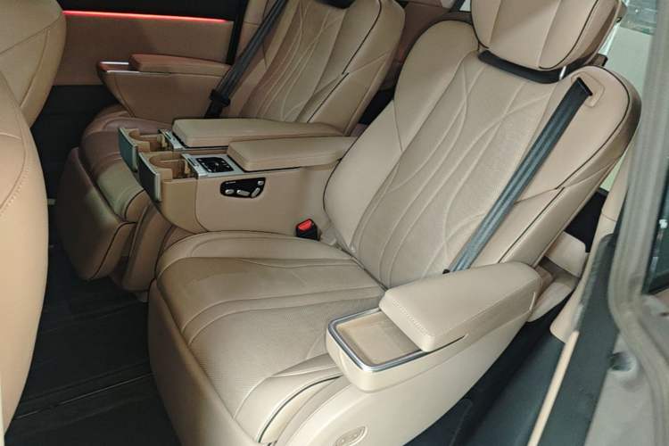 Used XPeng X9 2024 702 Ultra-Long Range Max Left Rear Seat