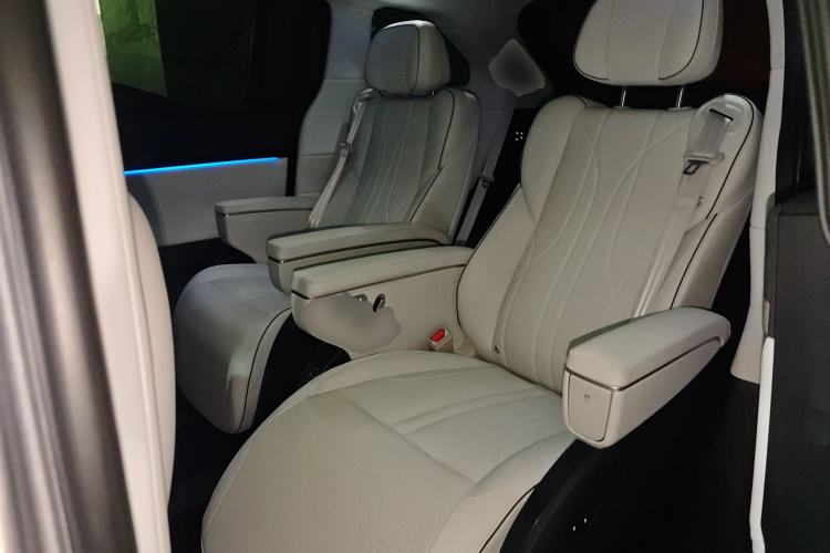 Used XPeng X9 2024 702 Ultra-Long Range Pro Left Rear Seat
