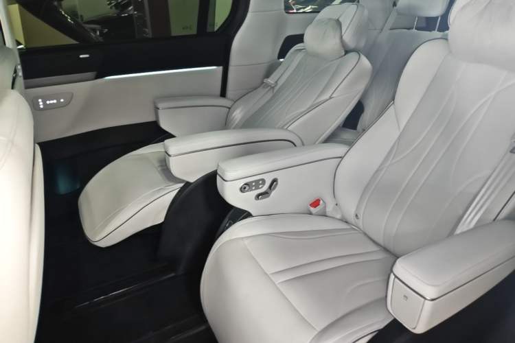 Used XPeng X9 2024 702 Ultra-Long Range Pro Left Rear Seat