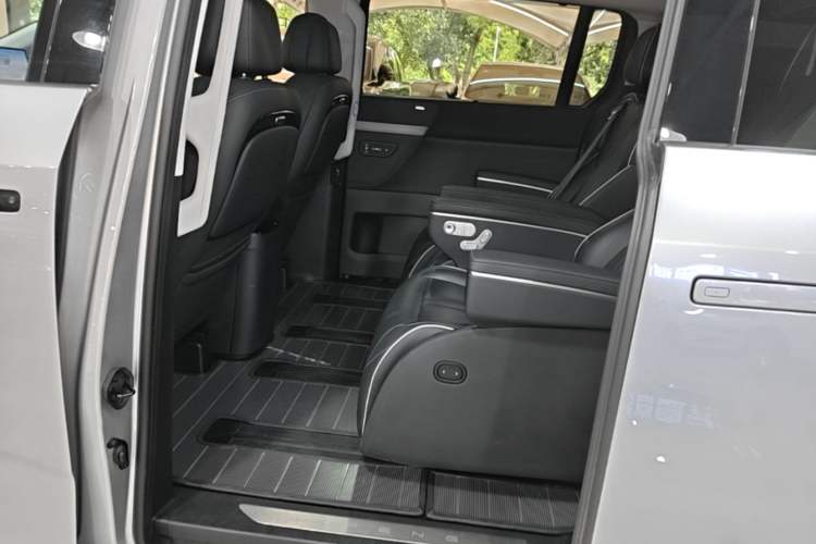 Used XPeng X9 2024 610 Long-Range Pro Left Rear Seat