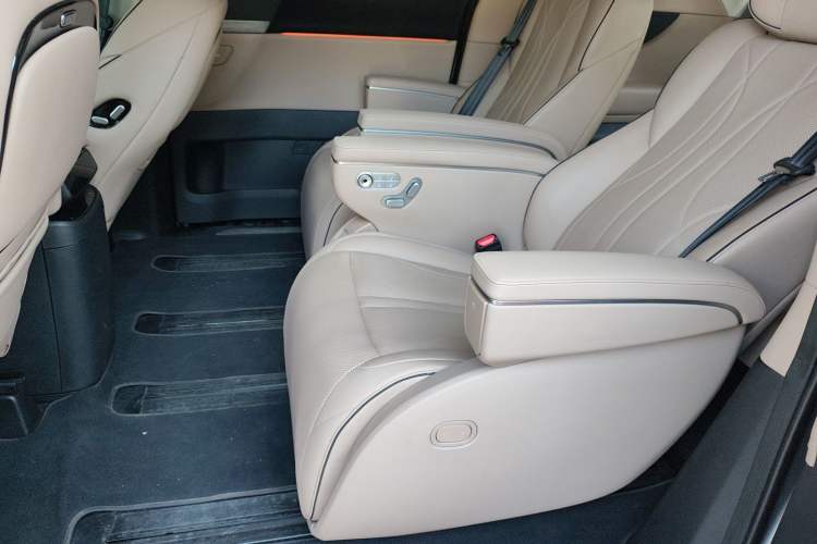 Used XPeng X9 2024 702 Ultra-Long Range Max Left Rear Seat