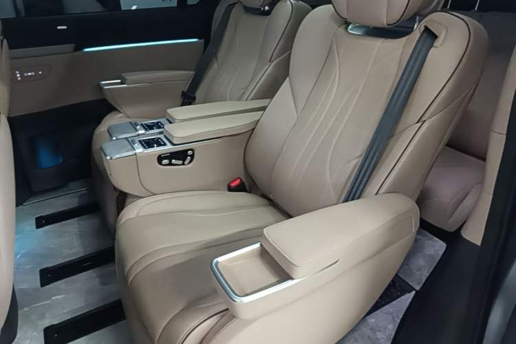 Used XPeng X9 2024 702 Ultra-Long Range Max Left Rear Seat