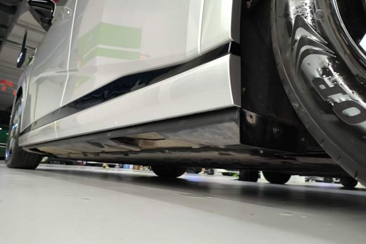 Used XPeng X9 2024 610 Long-Range Pro Left Side Sill