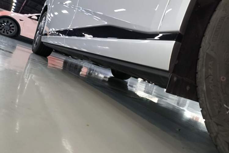 Used XPeng X9 2024 702 Ultra-Long Range Pro Left Side Sill