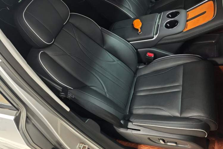 Used XPeng X9 2024 702 Ultra-Long Range Pro Right Front Seat