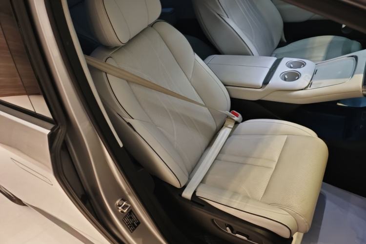 Used XPeng X9 2024 610 Long-Range Pro Right Front Seat