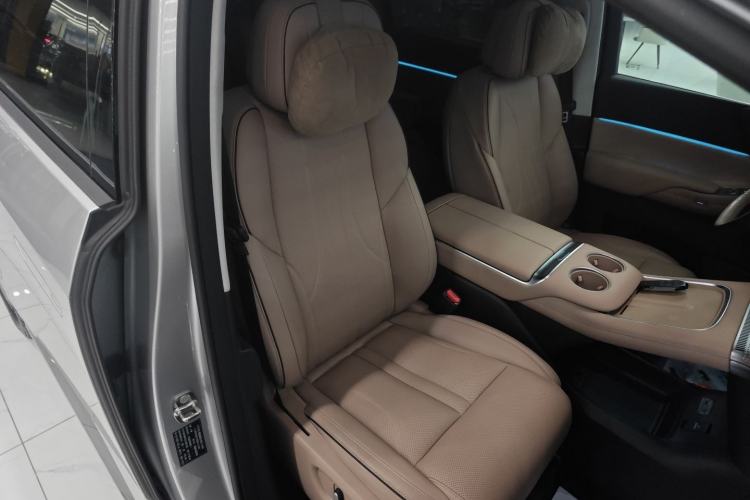 Used XPeng X9 2024 702 Ultra-Long Range Pro Right Front Seat