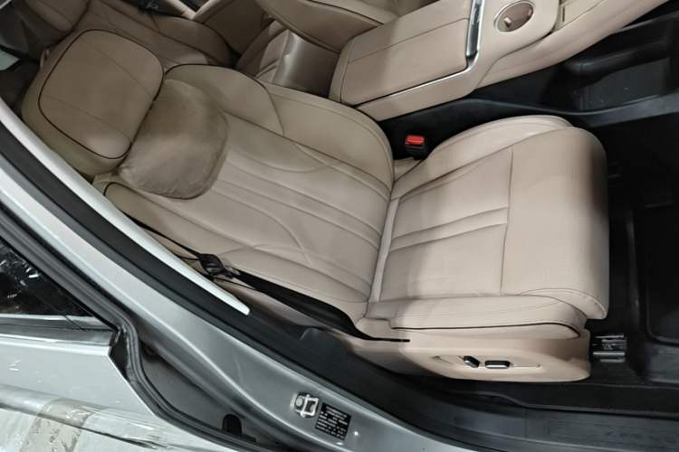 Used XPeng X9 2024 610 Long-Range Pro Right Front Seat