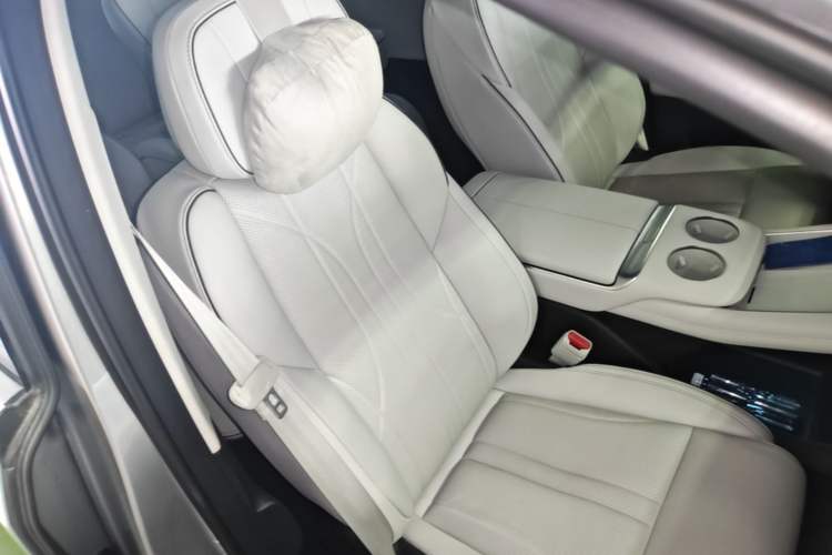 Used XPeng X9 2024 702 Ultra-Long Range Pro Right Front Seat