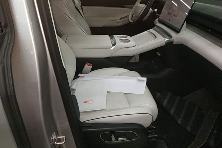 Used XPeng X9 2024 702 Ultra-Long Range Pro Right Front Seat