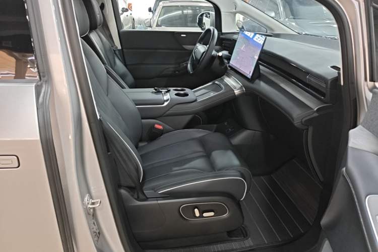 Used XPeng X9 2024 610 Long-Range Pro Right Front Seat