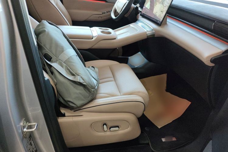 Used XPeng X9 2024 702 Ultra-Long Range Max Right Front Seat
