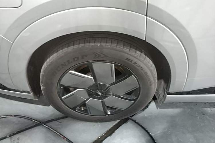 Used XPeng X9 2024 640 All-Wheel Drive High-Performance Max Right Rear Wheel Hub