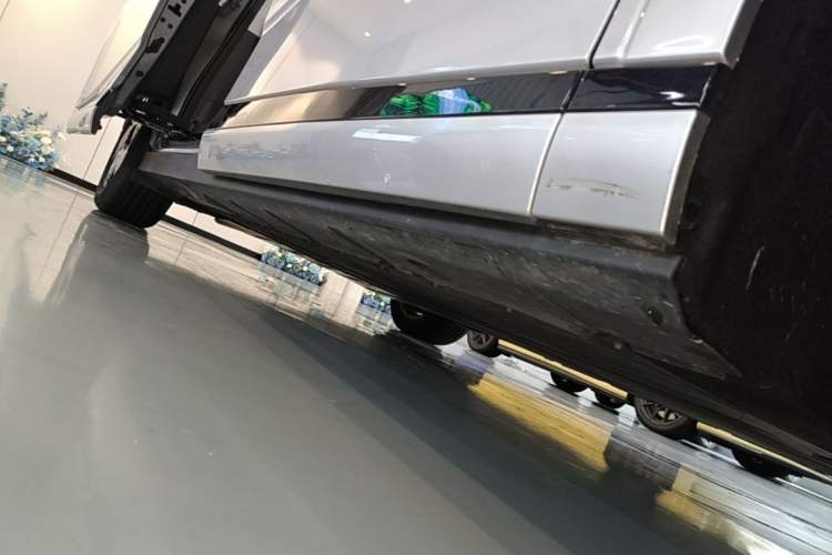 Used XPeng X9 2024 702 Ultra-Long Range Pro Right Side Sill