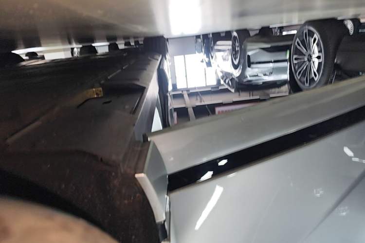 Used XPeng X9 2024 702 Ultra-Long Range Max Right Side Sill