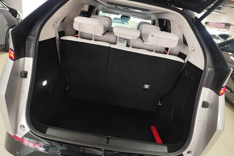 Used XPeng X9 2024 702 Ultra-Long Range Max Trunk