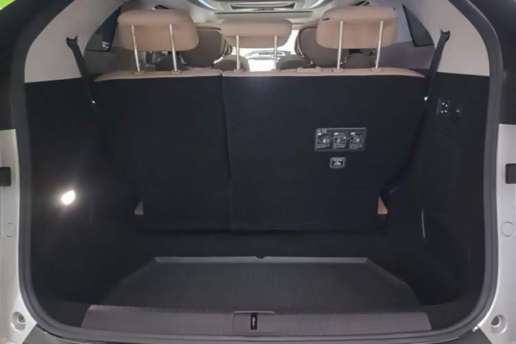 Used XPeng X9 2024 702 Ultra-Long Range Max Trunk