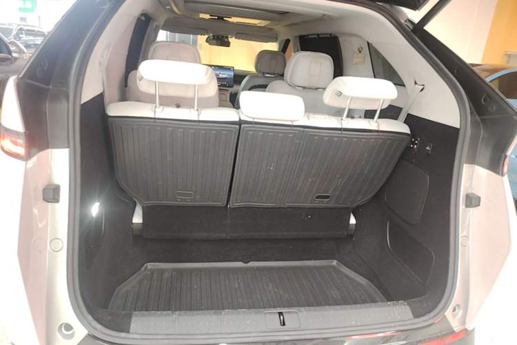 Used XPeng X9 2024 702 Ultra-Long Range Max Trunk