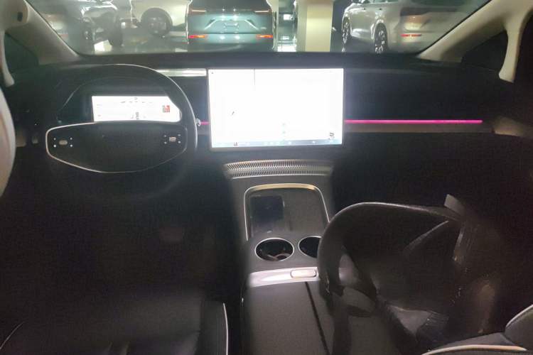 Used XPeng X9 2024 640 All-Wheel Drive High-Performance Max Center Console