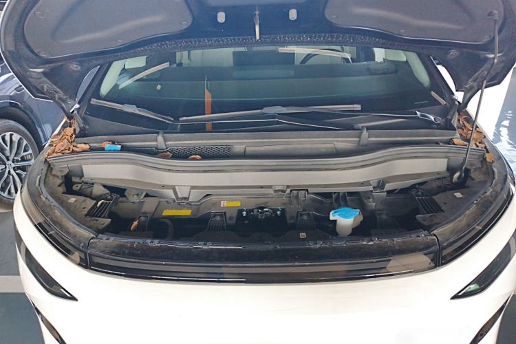 Used XPeng X9 2024 610 Long-Range Pro Engine Bay