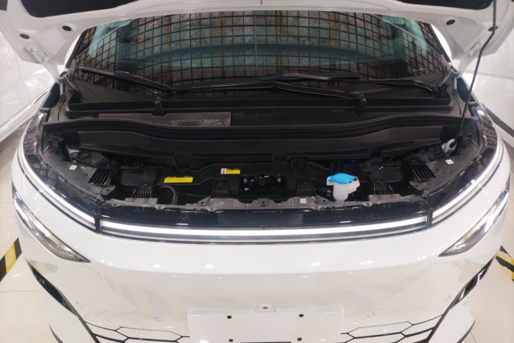 Used XPeng X9 2024 702 Ultra-Long Range Max Engine Bay