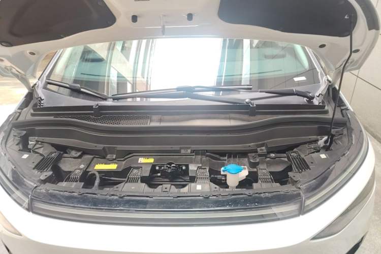 Used XPeng X9 2024 610 Long-Range Pro Engine Bay