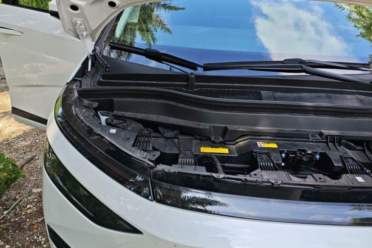 Used XPeng X9 2024 610 Long-Range Pro Engine Bay Right