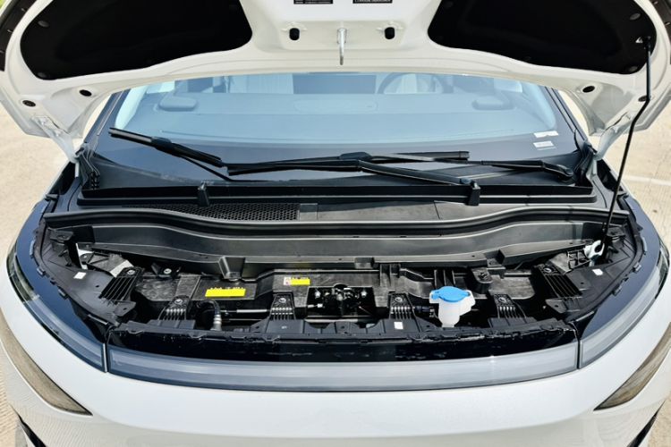 Used XPeng X9 2024 610 Long-Range Pro Engine Bay