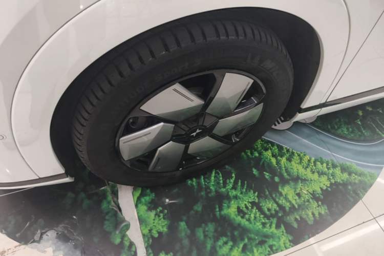 Used XPeng X9 2024 640 All-Wheel Drive High-Performance Max Exterior 2