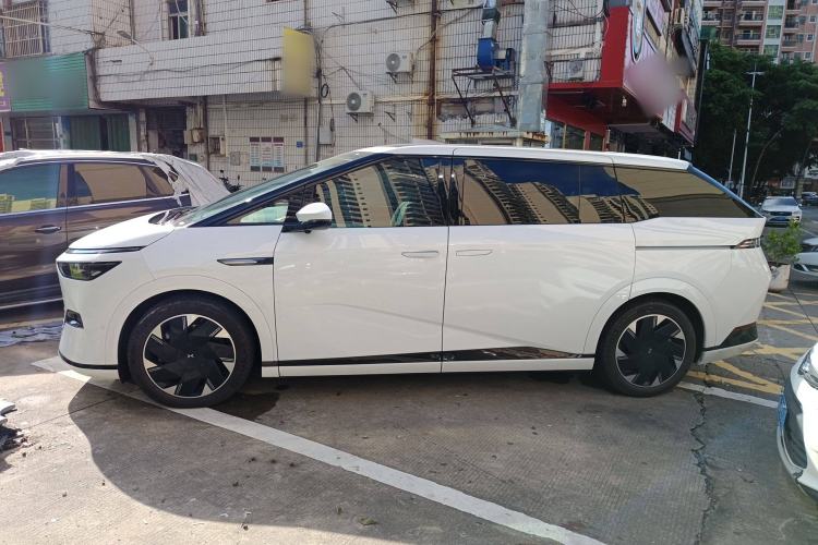 Used XPeng X9 2024 640 All-Wheel Drive High-Performance Max Exterior 3