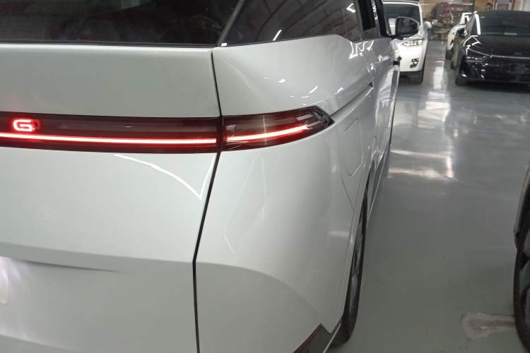 Used XPeng X9 2024 702 Ultra-Long Range Max Exterior 3