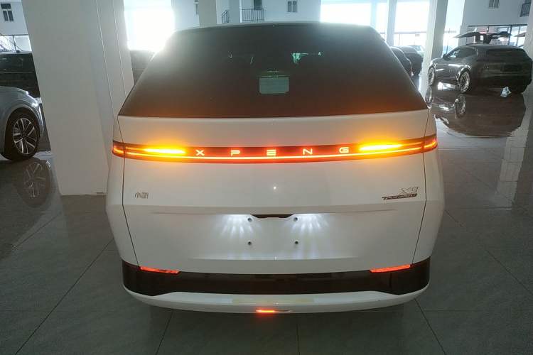 Used XPeng X9 2024 640 All-Wheel Drive High-Performance Max Exterior 4