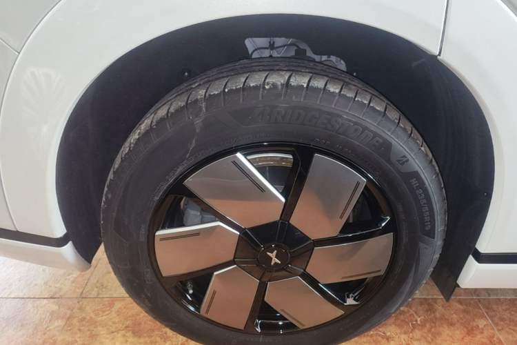 Used XPeng X9 2024 702 Ultra-Long Range Pro Exterior 5
