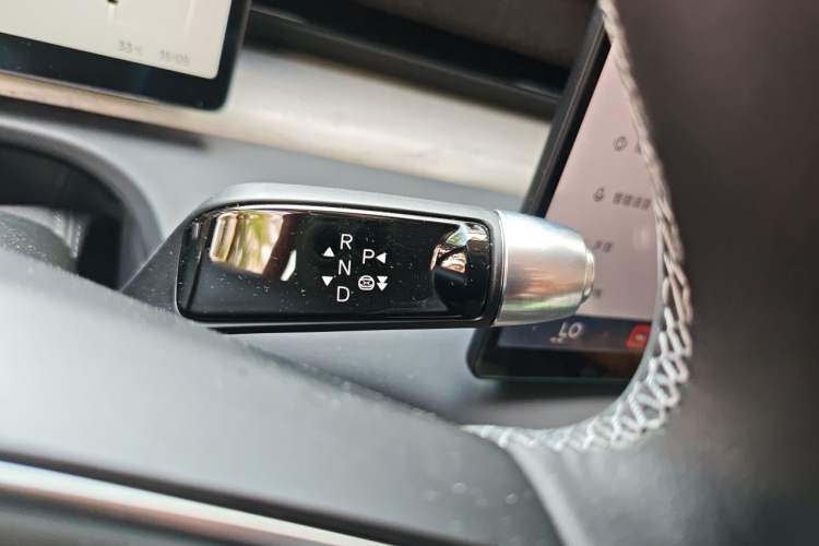 Used XPeng X9 2024 610 Long-Range Pro Gear Lever