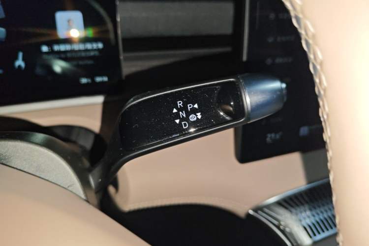 Used XPeng X9 2024 640 All-Wheel Drive High-Performance Max Gear Lever