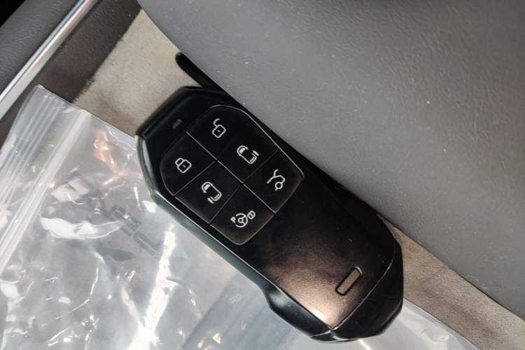 Used XPeng X9 2024 610 Long-Range Pro Interior 1