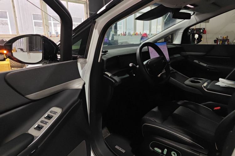 Used XPeng X9 2024 610 Long-Range Pro Interior 3