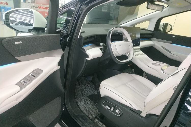 Used XPeng X9 2024 610 Long-Range Pro Interior 3