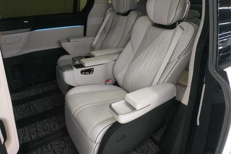 Used XPeng X9 2024 610 Long-Range Pro Interior 4