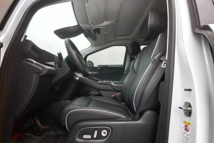 Used XPeng X9 2024 640 All-Wheel Drive High-Performance Max Interior 5
