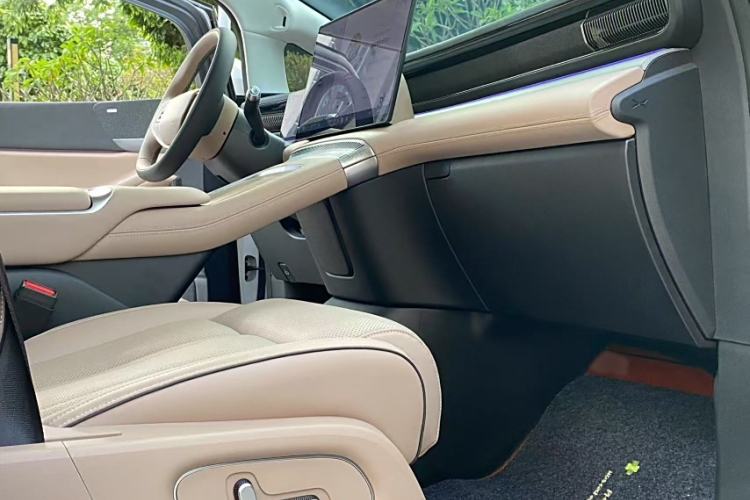 Used XPeng X9 2024 702 Ultra-Long Range Pro Interior 5