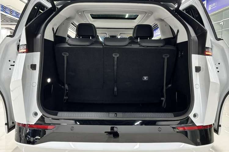 Used XPeng X9 2024 610 Long-Range Pro Interior 7