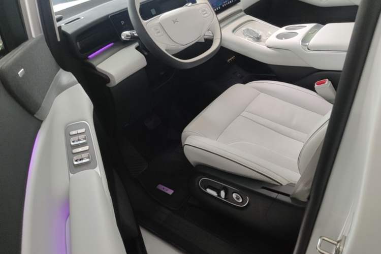 Used XPeng X9 2024 702 Ultra-Long Range Max Left Front Seat